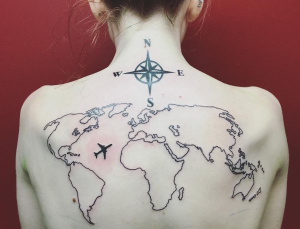 Bússola e mapa nas costas para mulher 