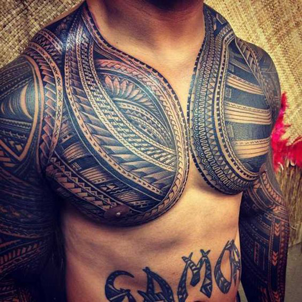 tatuagem samoana tribal no ombro 