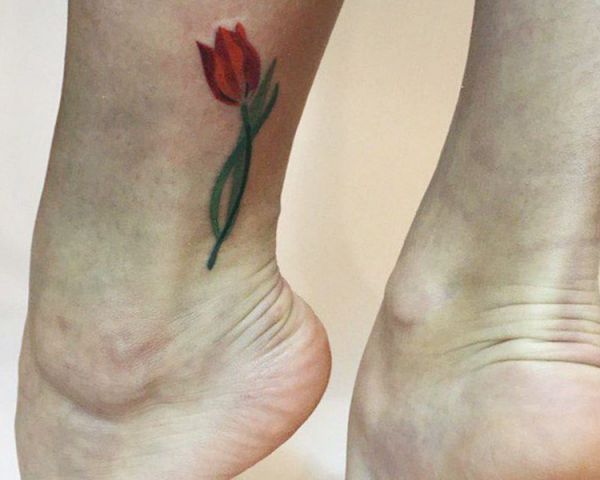 Design de tulipas no tornozelo 