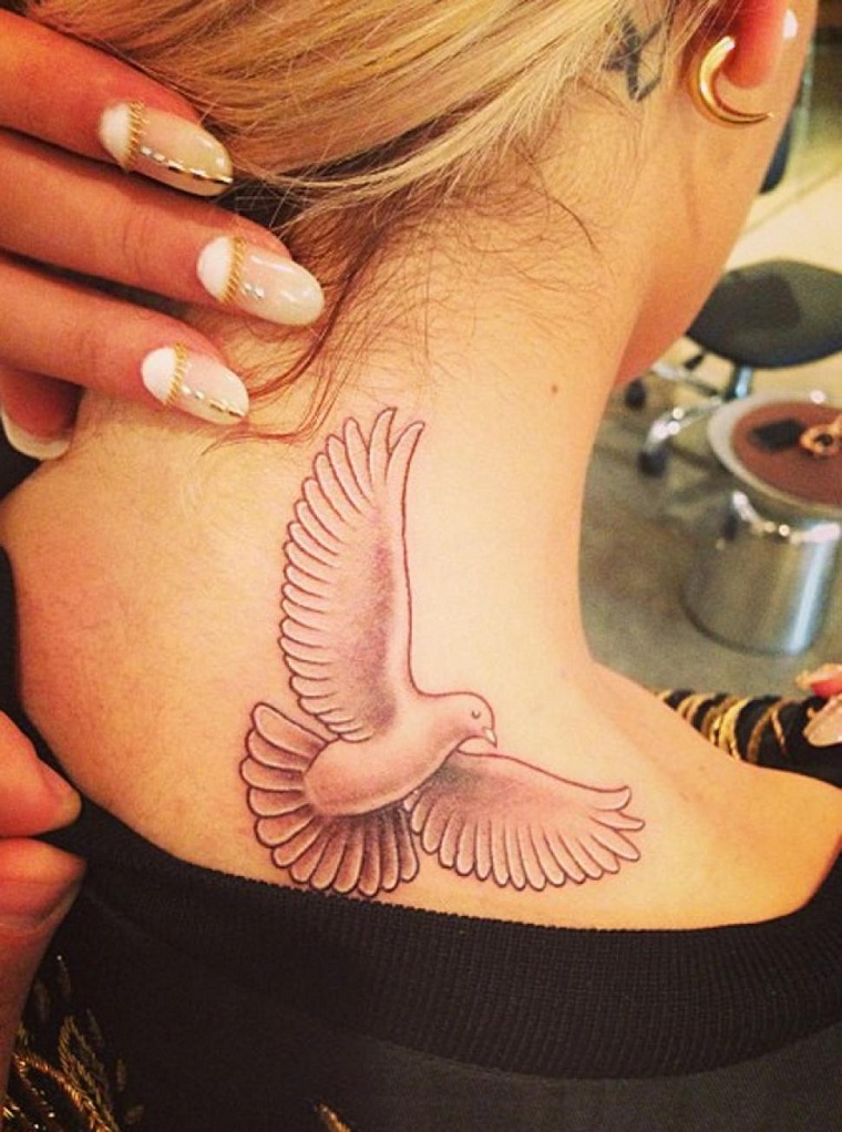 tatuagens-de-rita-ora-pássaro famoso 