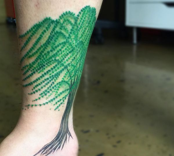 Tatuagem de salgueiro na perna e nos tornozelos 