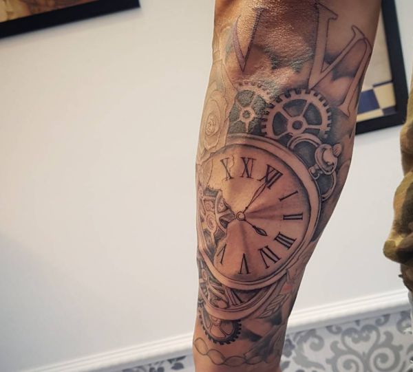 Engrenagens de tatuagem assistir no braço dos homens 