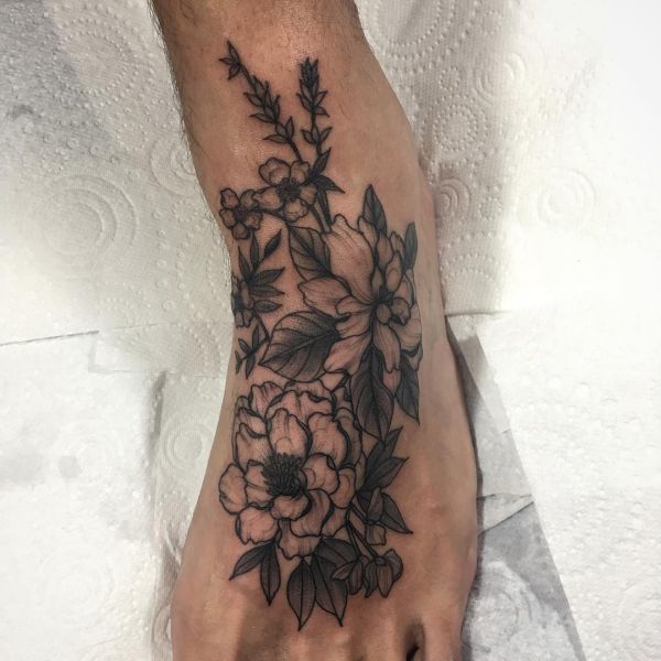 Tatuagem de pé de flores 