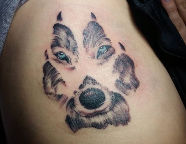 Tatuagem lobo pata no arco de costela 