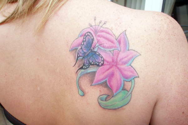 tatuagem de borboleta com flores 27 