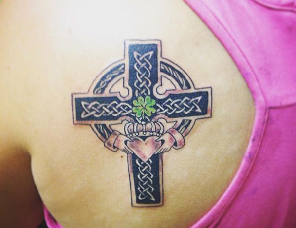 Cruz celta com trevo com quatro folhas tatuagem nas costas 