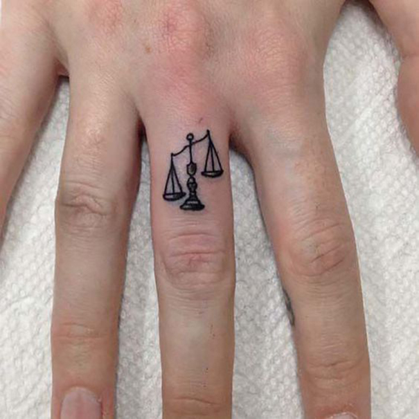 tatuagem do zodíaco de libra no dedo 