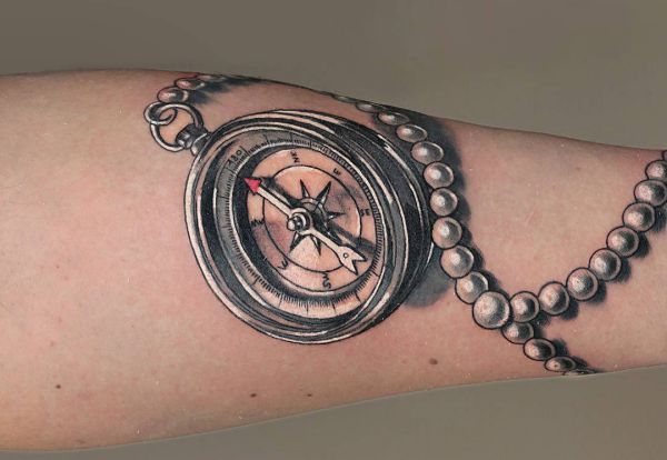 Tatuagem de bússola 3D no braço dentro para mulher 