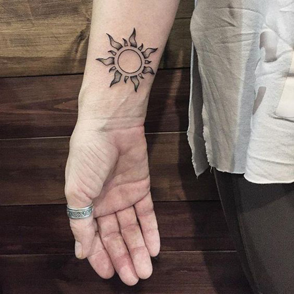 tatuagem de sol no pulso 