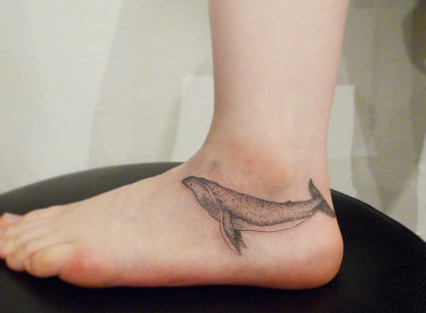 Tatuagem de baleia no lado do pé 