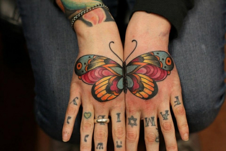 tatuagens com borboletas mãos 