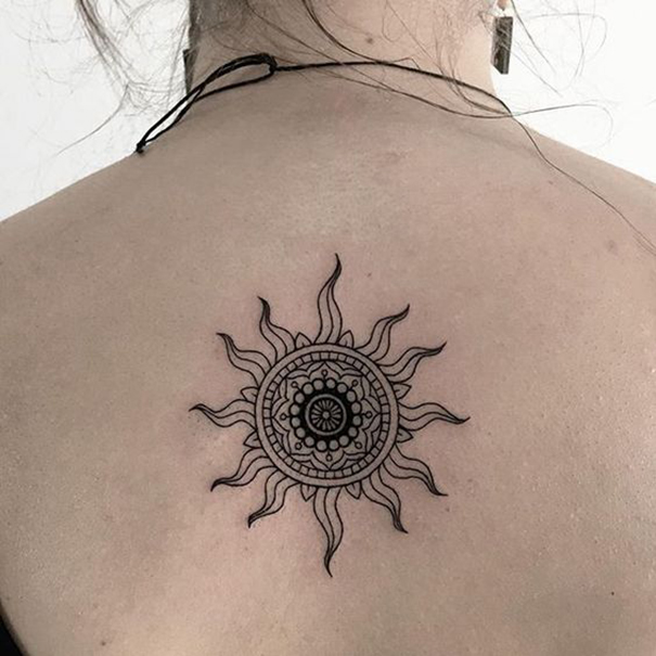 tatuagem de sol nas costas 