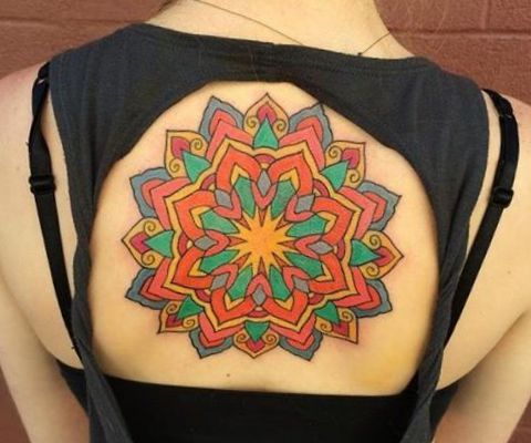 Mandala colorida estrela tatuagem desenho nas costas 