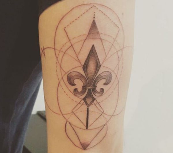 Tatuagem geométrica de fleur-de-lis 