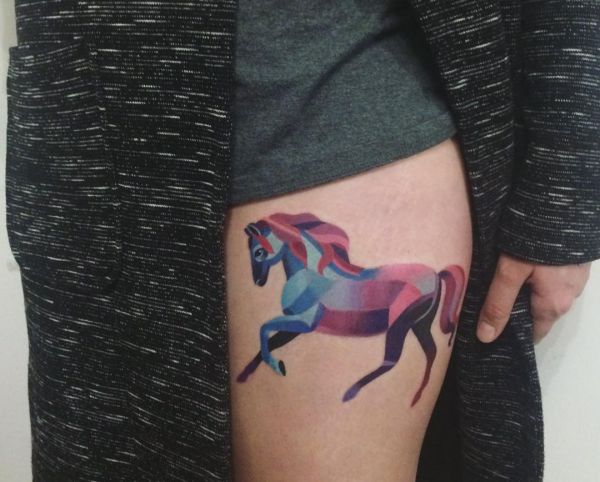 Desenho de cavalo colorido na coxa 