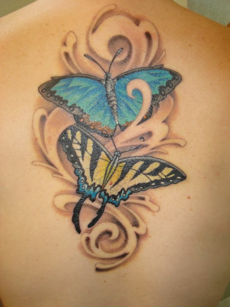 borboletas elegantes costas tatuadas 