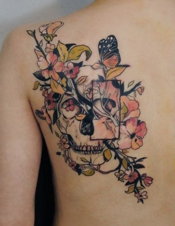 crânio e flor com tatuagem de borboleta 