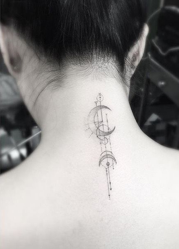tatuagem de lua no pescoço 