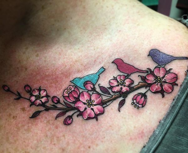 Flores de cerejeira com pássaros Tatuagem na clavícula 