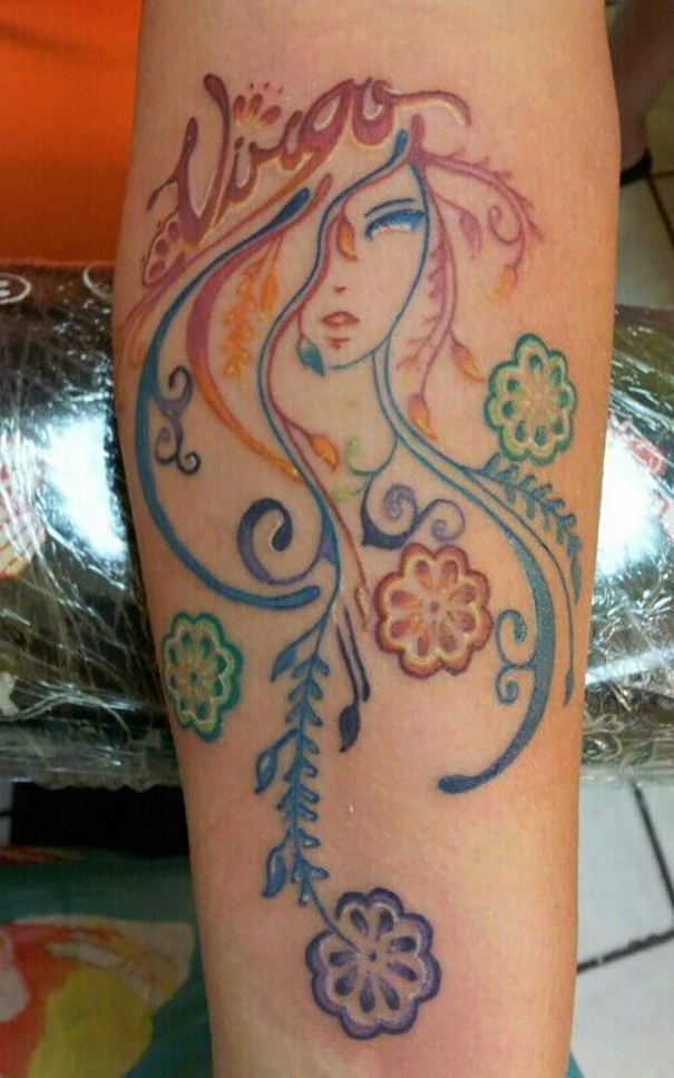 tatuagem de zodíaco virgem no braço 