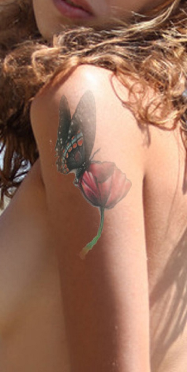 Beijo de borboleta com uma tatuagem de flor de papoula 