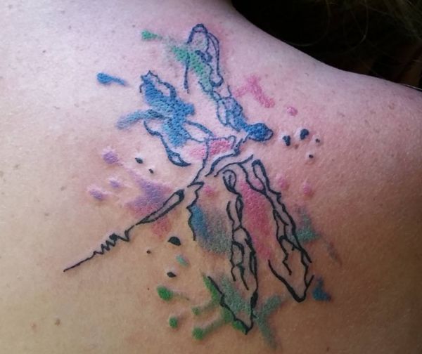 Tatuagem de libélula aquarela na escápula 