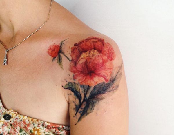 Desenho de tatuagem de peônias aquarela no braço 