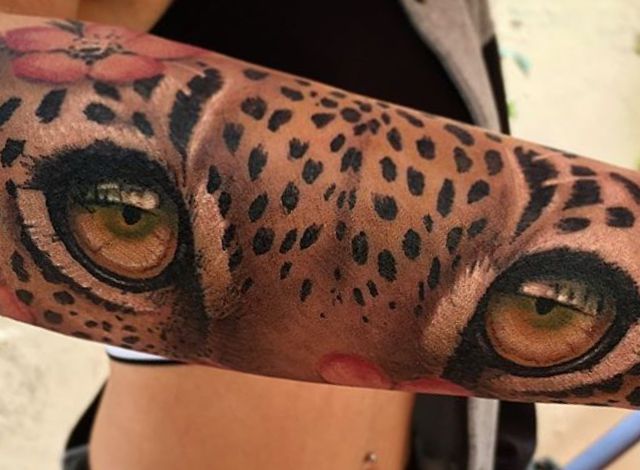 Olhos de leopardo Realistas no antebraço 