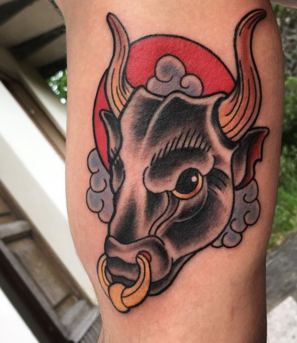 Tattoo bullhead design no braço 