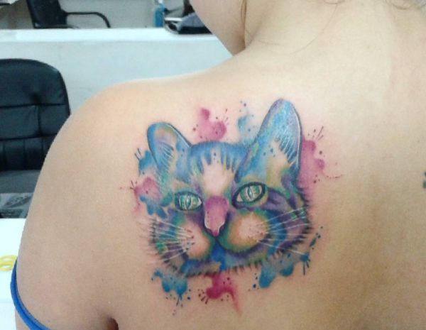 Cabeça de gato em aquarela na escápula 