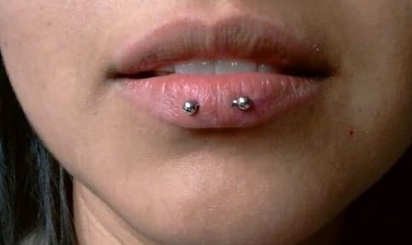 piercing no lábio duplo (67) 