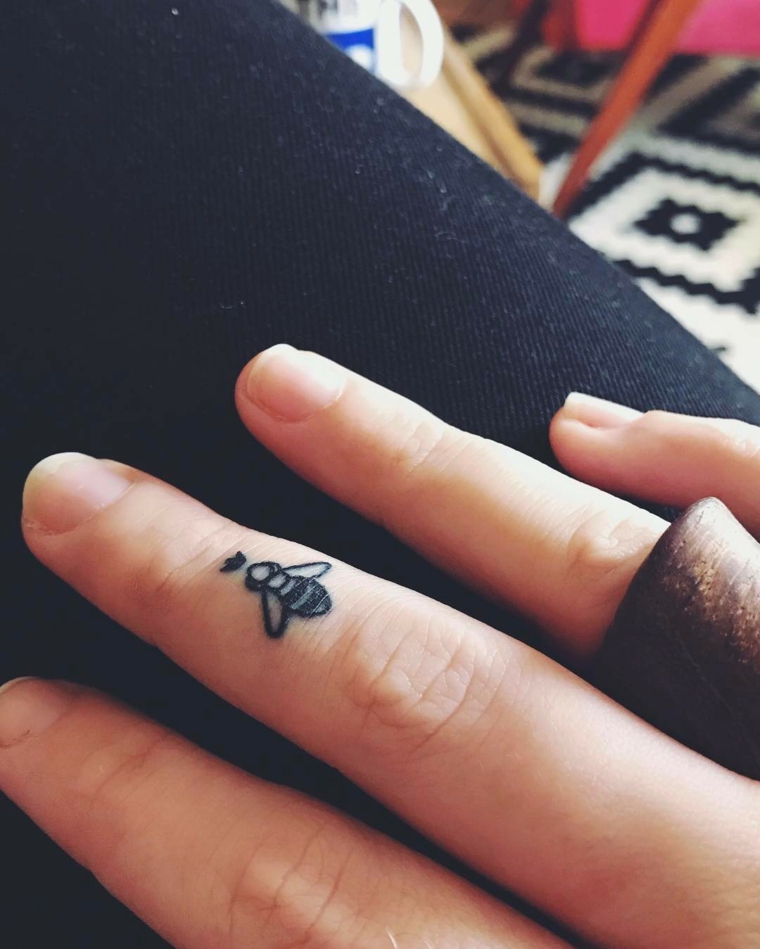 melhores tatuagens-dedos-opções-abelha 