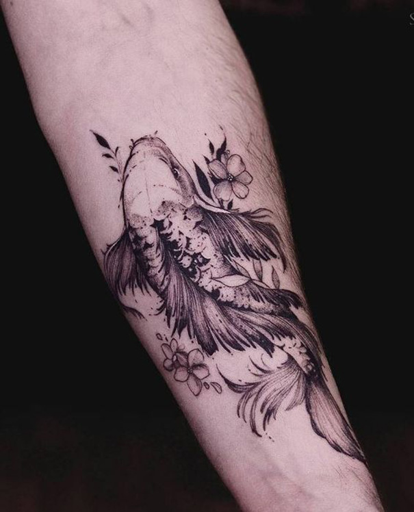 tatuagem de peixe koi no braço 