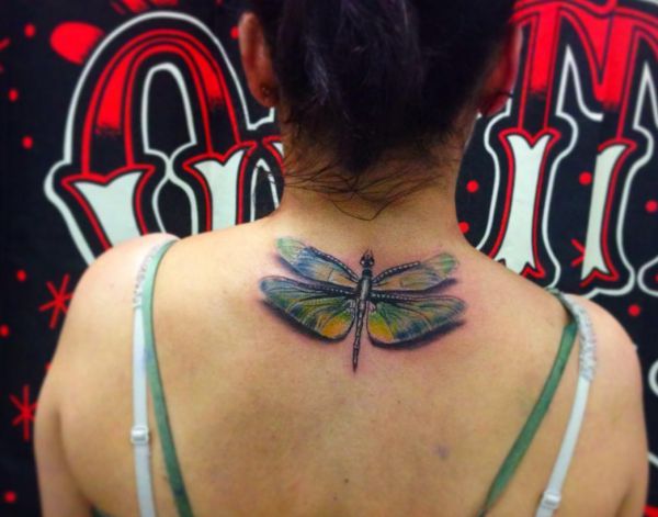 Tatuagem de libélula no pescoço 