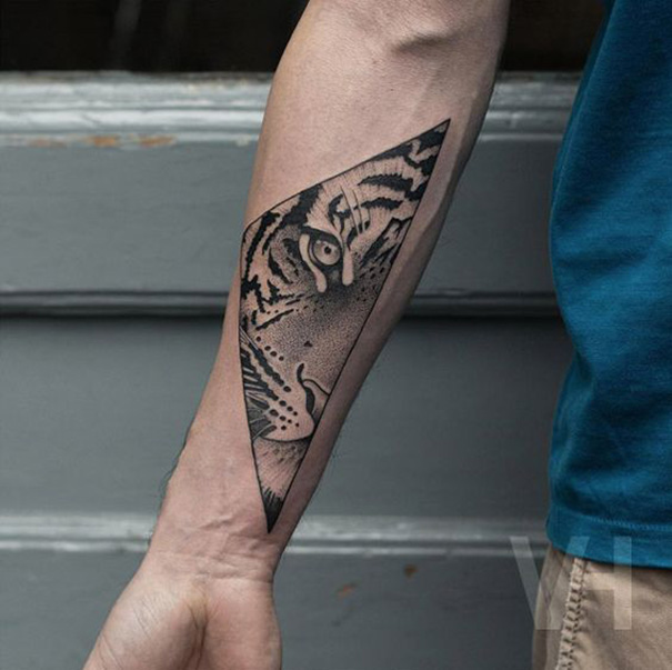 tatuagem de tigre na mão 