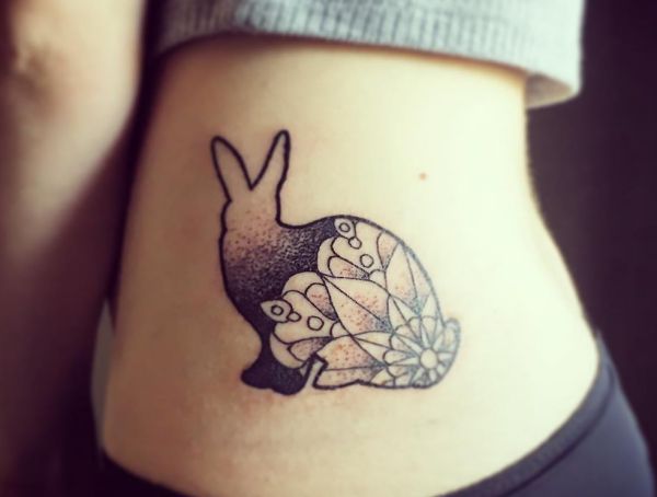 Desenho de tatuagem de coelho de mandala na caixa torácica 