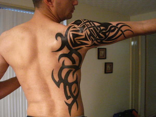 Belas ideias de tatuagem de braço Tribal 34 