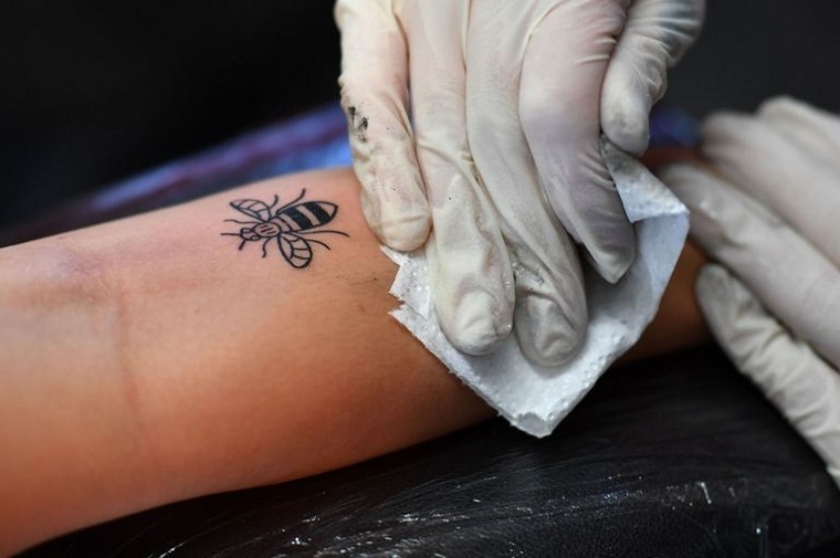 tatuagens-famoso-ariana-grande-abeja 