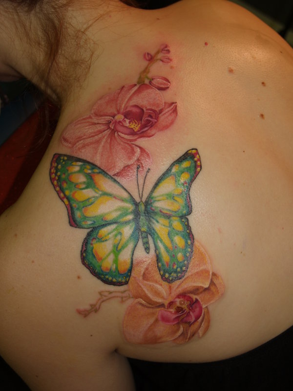 tatuagem de borboleta com flores 