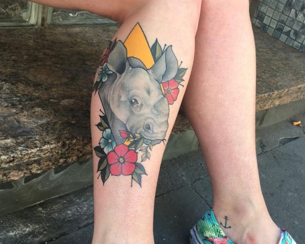 Rinoceronte com design de flores na perna 