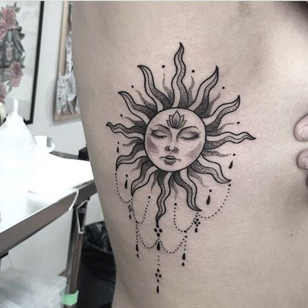 tatuagem de sol na costela 