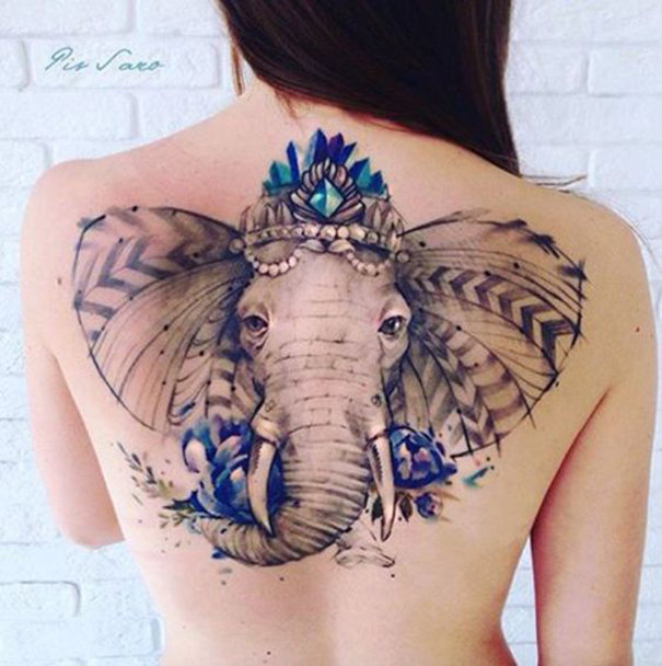 Tatuagem de elefante louco nas costas 