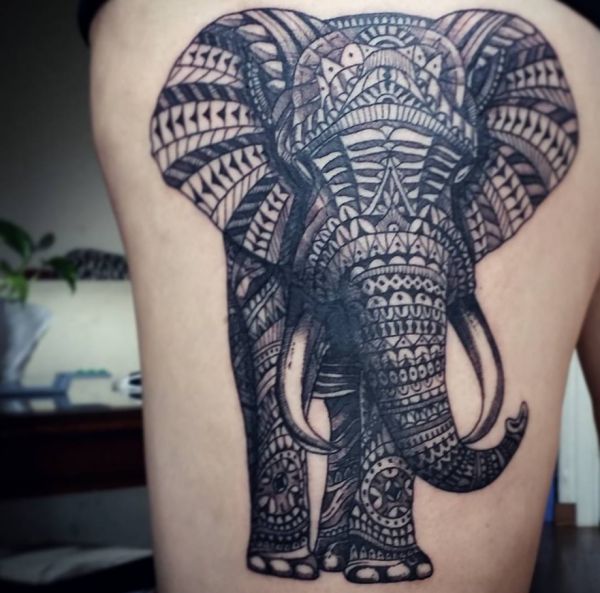 Tatuagem de elefante mandala no quadril 