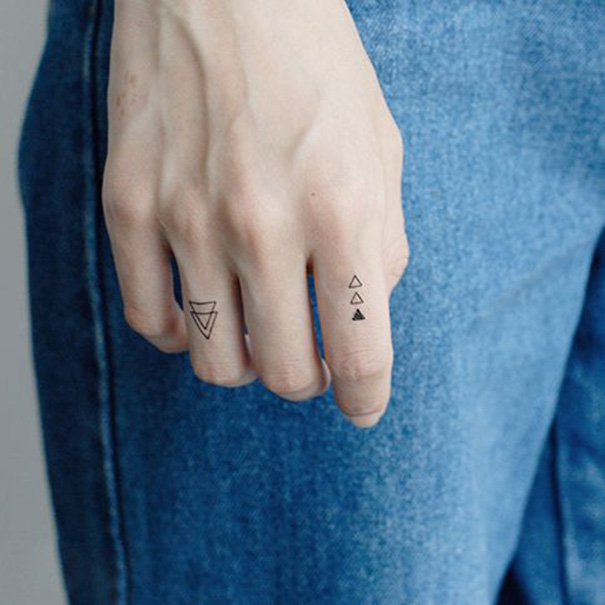 tatuagem de triângulo no dedo 