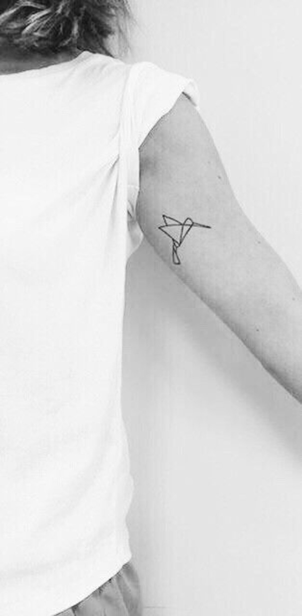 tatuagem de beija-flor no braço 