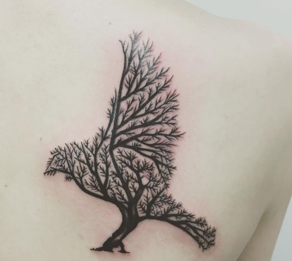 Tatuagem de árvore abstrata com corvo nas costas 