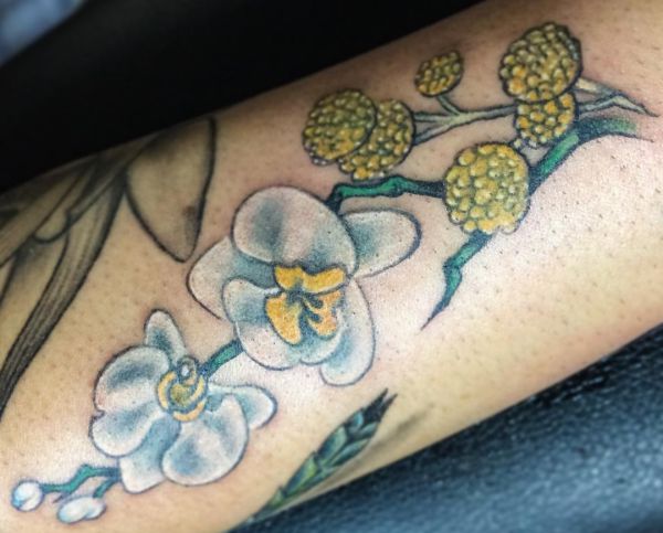 Tatuagem de orquídea na parte inferior da perna branca 