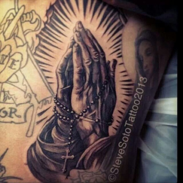 Tatuagem de mão a rezar (5) 