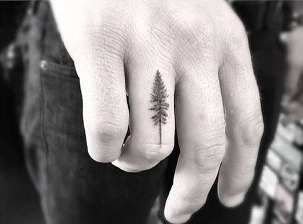 tatuagem de árvore no dedo 