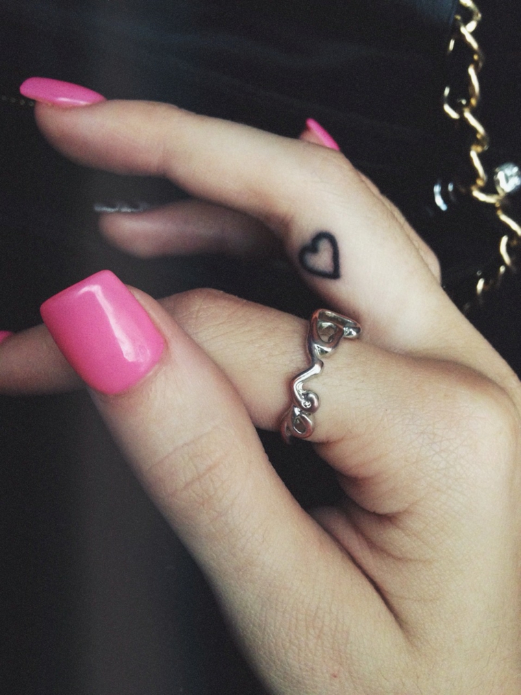 tatuagens-elegantes-mulheres-coração-dedo 